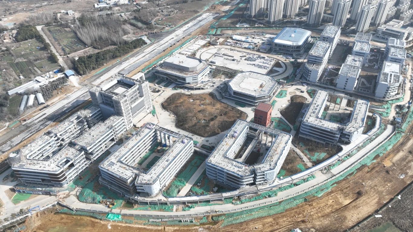 為確保合肥一中淝河校區(qū)項目2024年竣工交付節(jié)點如期完成，迅速掀起春節(jié)后復(fù)工即大干勞動熱潮，形成一股緊張快干、提速爭先的濃厚氛圍，2月16日，合肥一中淝河校區(qū)項目召開節(jié)后復(fù)工動員大會。會上，各部門負(fù)責(zé)人報告了2023年度收尾工作情況及今年的工作任務(wù)，以月、周為時間軸線，明確各目標(biāo)節(jié)點，并以圖表的形式對各勞務(wù)班組負(fù)責(zé)人進行全面交底，落實工作目標(biāo)責(zé)任制，做到責(zé)任到人，切實做到工作目標(biāo)化，目標(biāo)階段化，階段具體化，具體責(zé)任化。 (2)_副本.jpg